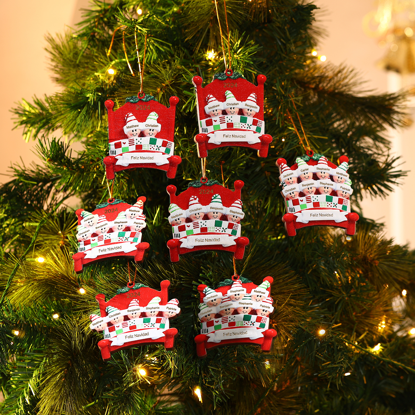 Navidad-Ornamento con muñecos de madera en cama 7 nombres, año y texto personalizados | Jessemade