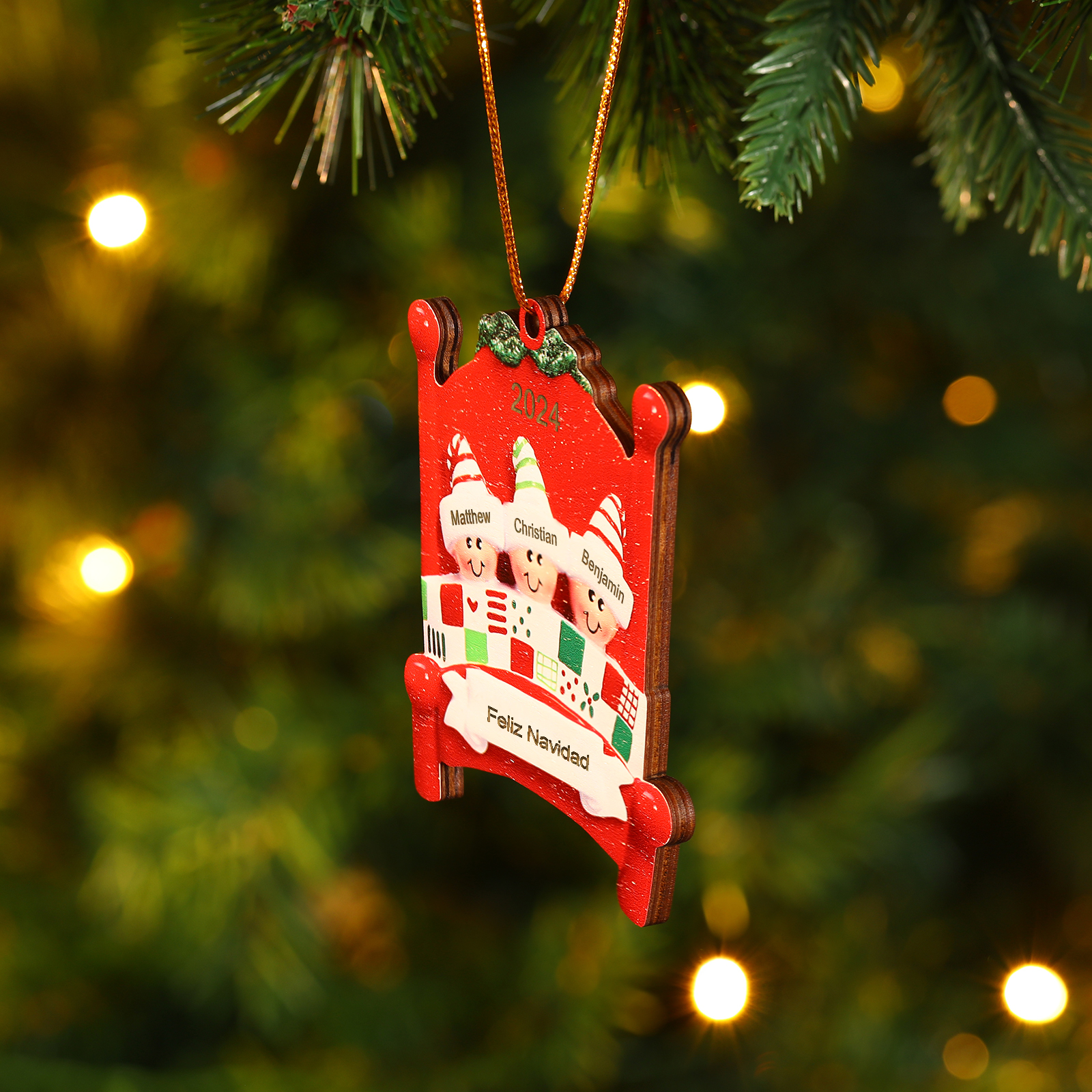 Navidad-Ornamento con muñecos de madera en cama 3 nombres, año y texto personalizados | Jessemade