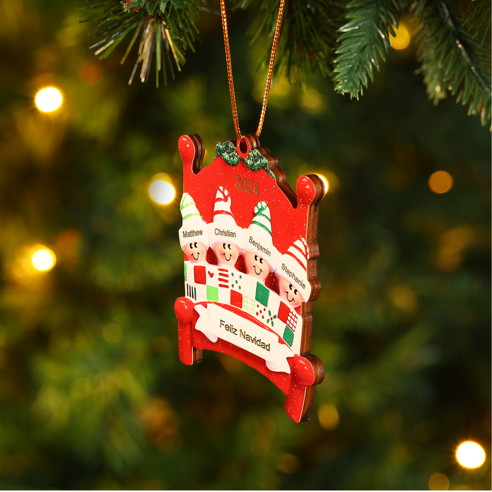 Navidad-Ornamento con muñecos de madera en cama 4 nombres, año y texto personalizados | Jessemade