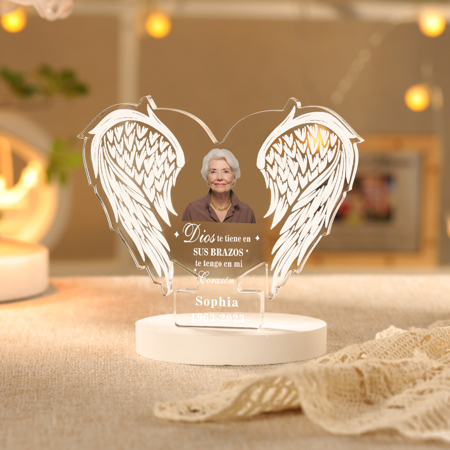 Placa de acrílico en forma de alas con nombre, años y foto personalizados para conmemoración | Jessemade