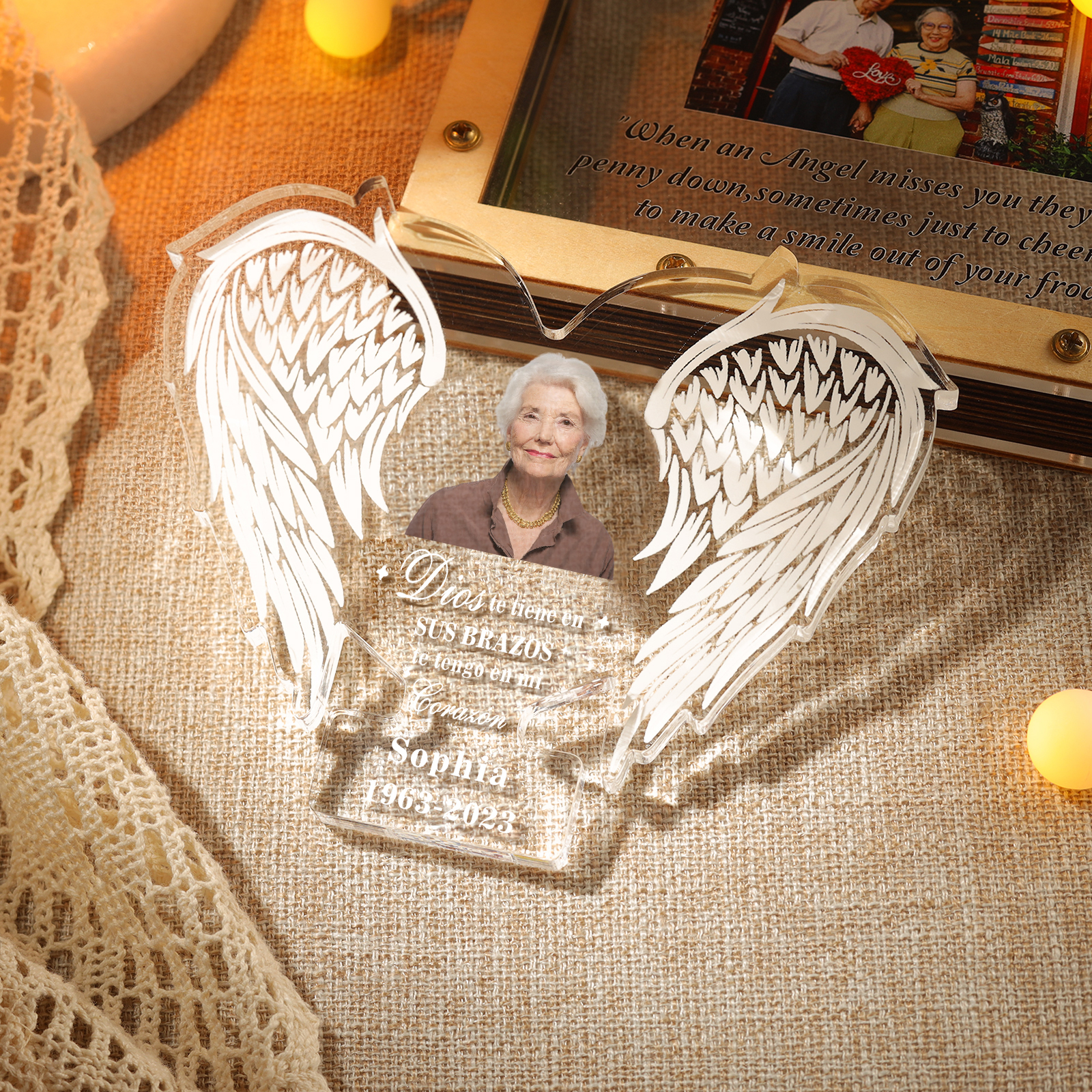 Placa de acrílico en forma de alas con nombre, años y foto personalizados para conmemoración | Jessemade