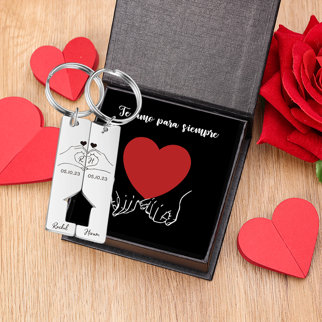 Llavero con casa encajada para pareja posando corazón con manos 2 nombres, 2 letras personalizadas con fecha | Jessemade