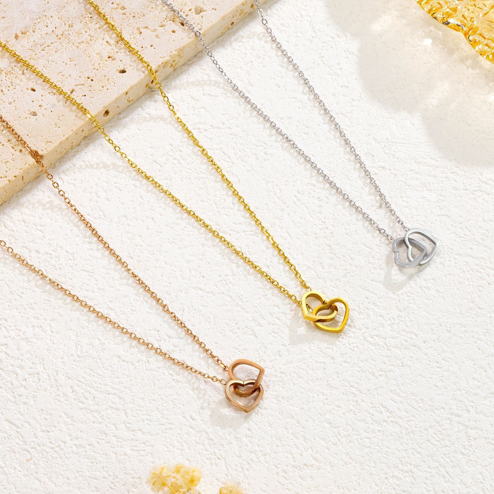 Collar con colgante de corazones conectados