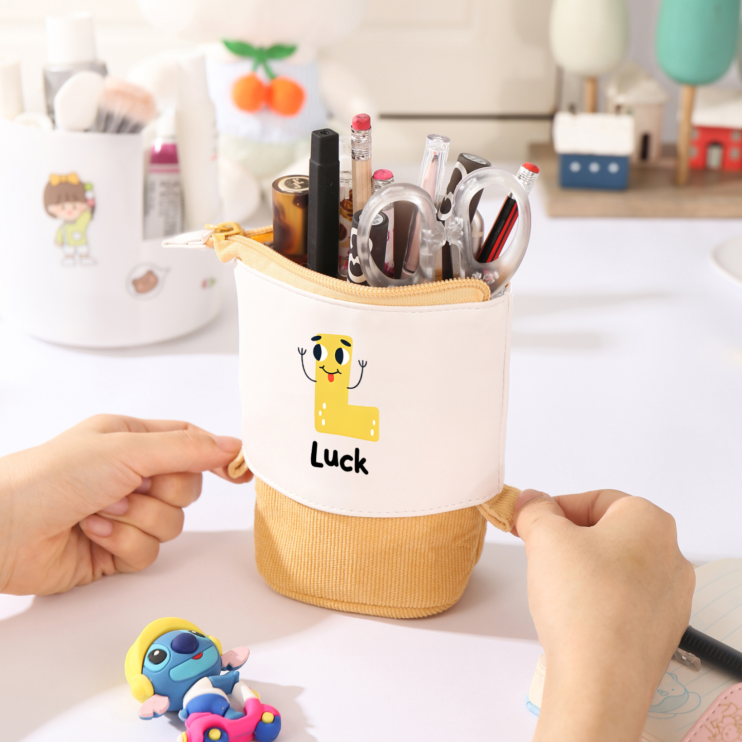 Estuche personalizado con nombre y letra con diseños coloridos para niños