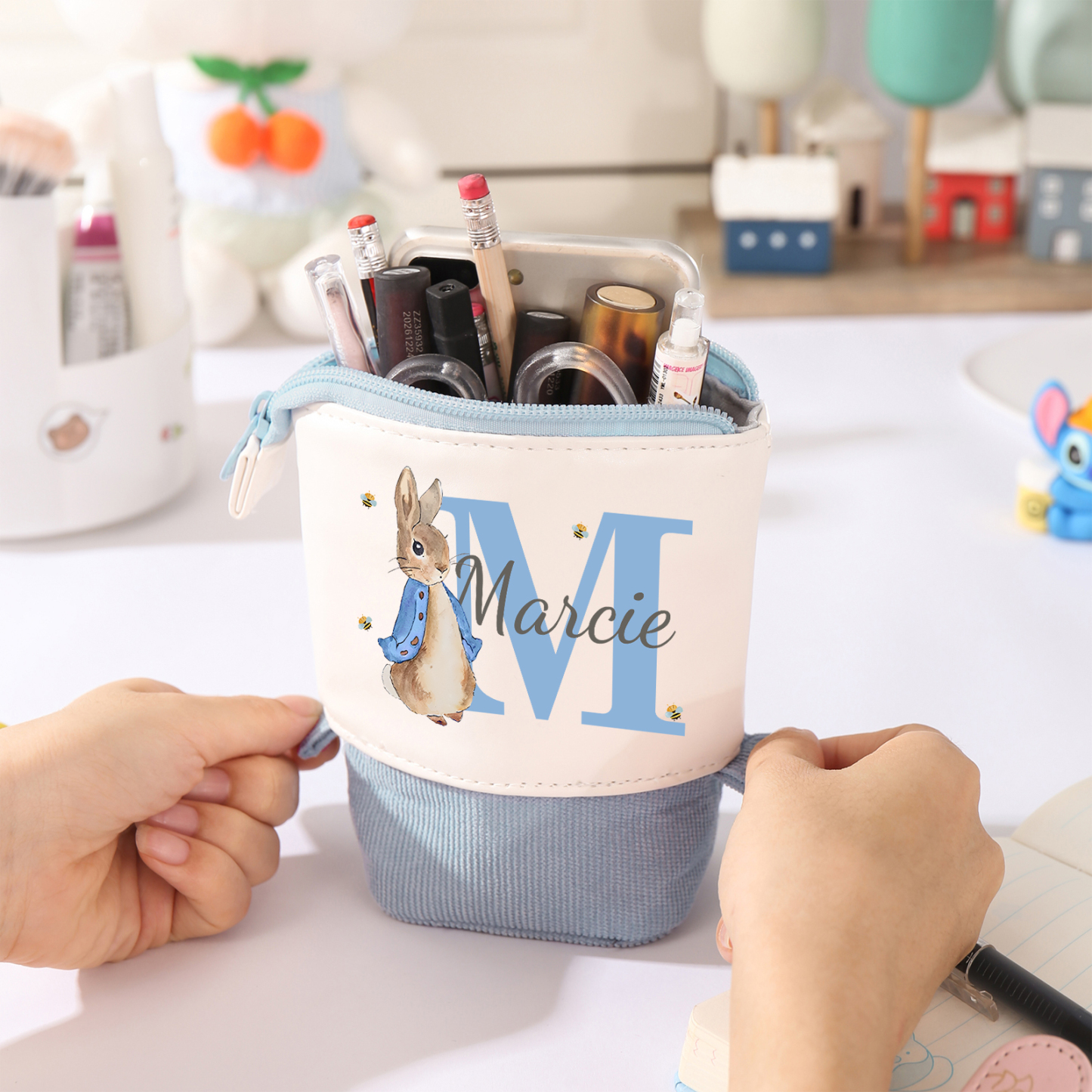 Estuche personalizado con nombre y letra con diseños coloridos para niños