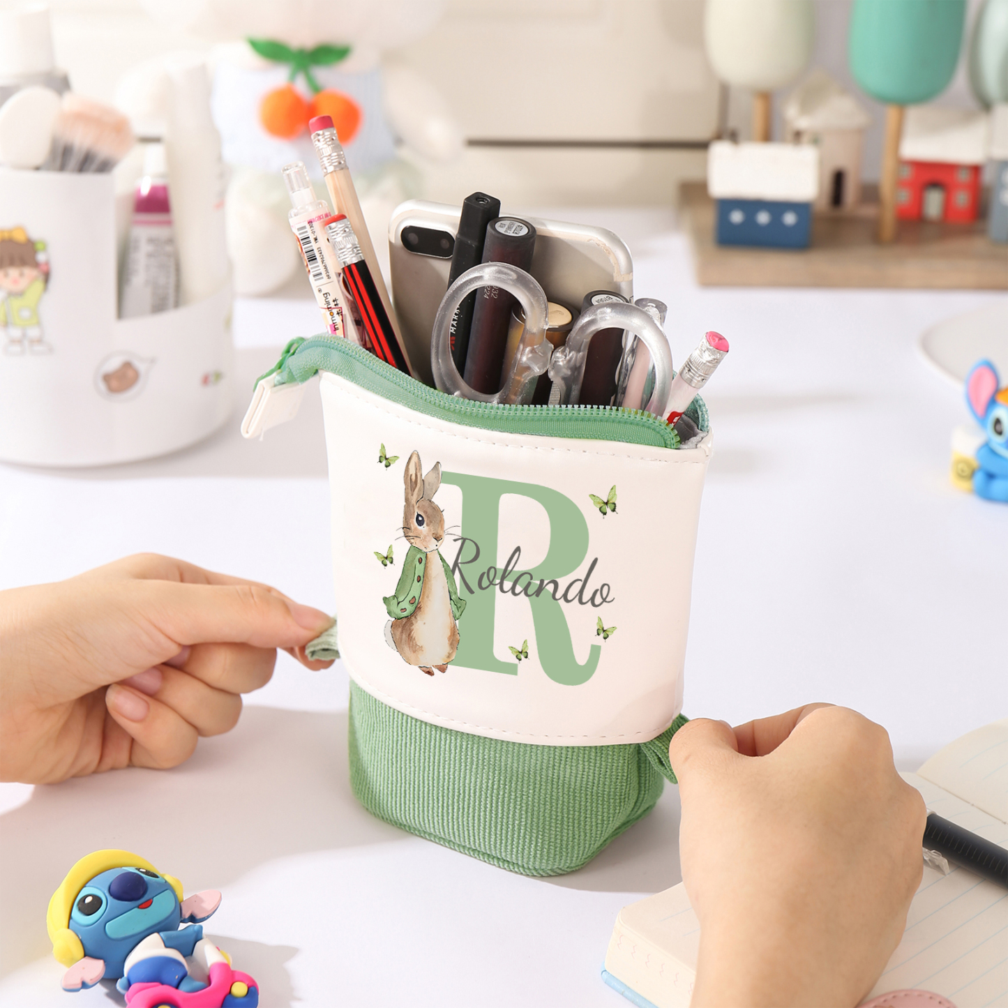 Estuche personalizado con nombre y letra con diseños coloridos para niños