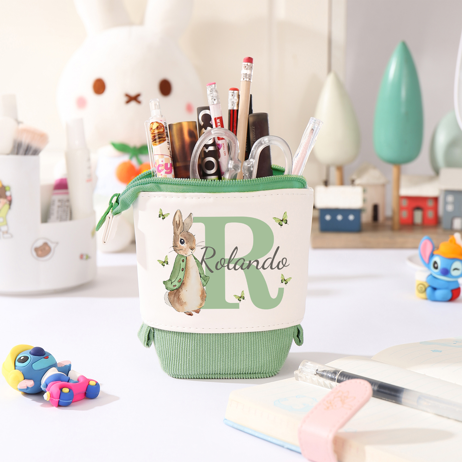 Estuche personalizado con nombre y letra con diseños coloridos para niños