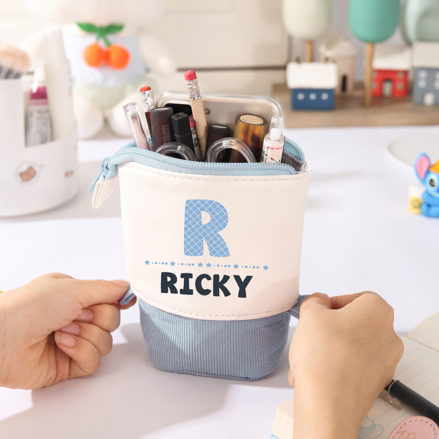 Estuche personalizado con nombre y letra con diseños coloridos para niños