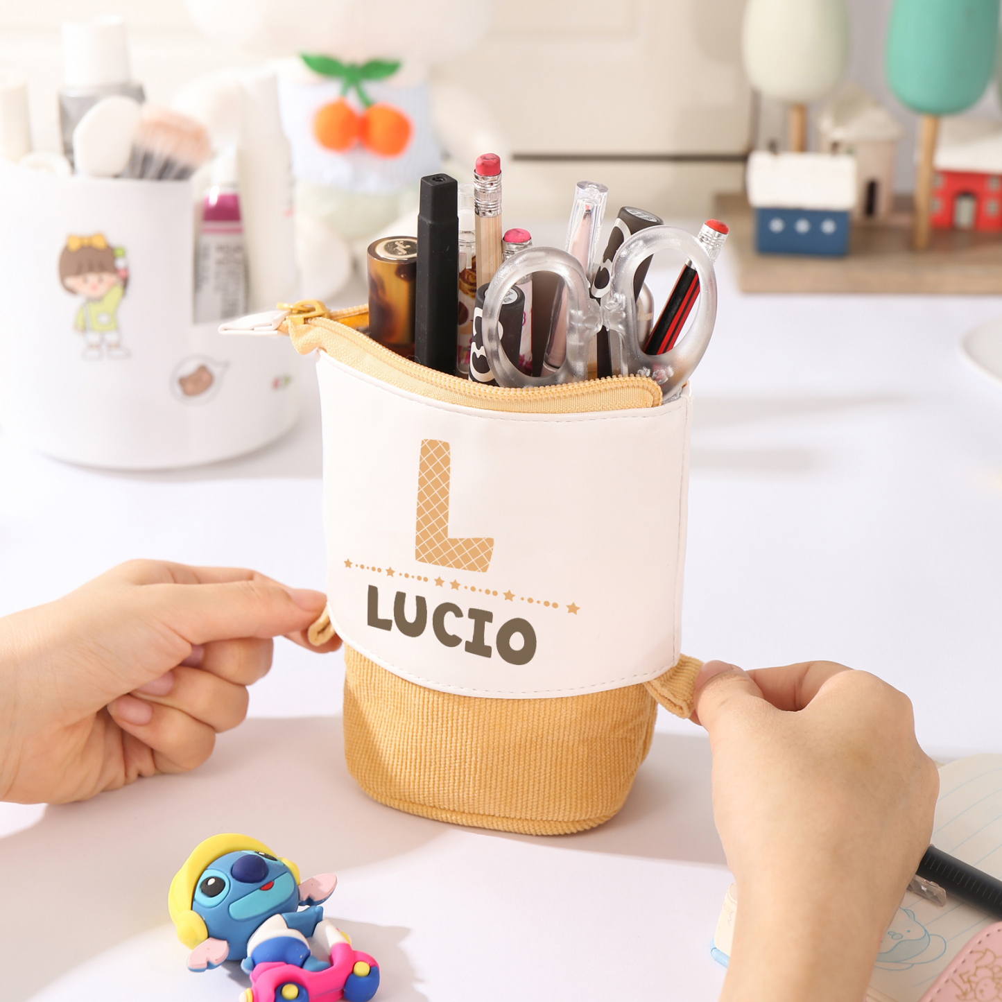 Estuche personalizado con nombre y letra con diseños coloridos para niños