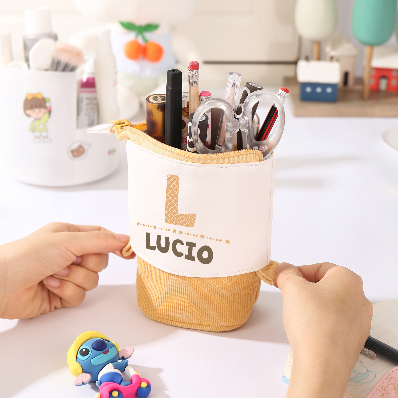 Estuche personalizado con nombre y letra con diseños coloridos para niños