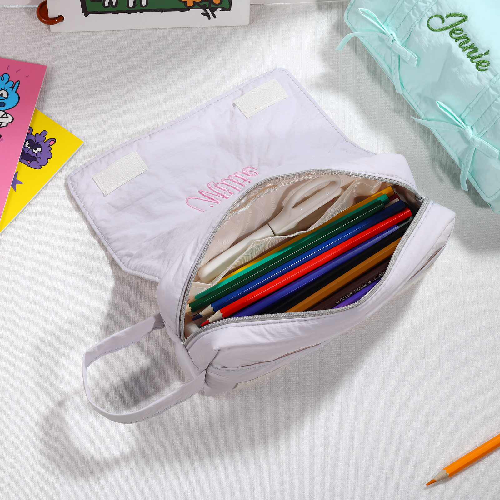 Estuche enrollable con lazos decorativos personalizado con 1 nombre bordado para niña | Jessemade