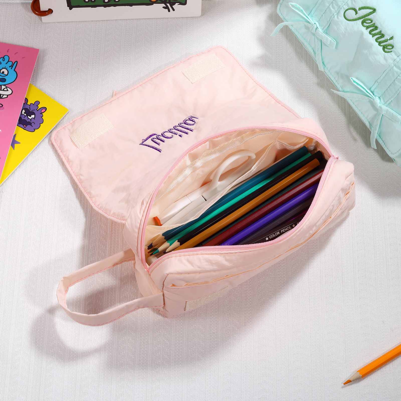 Estuche enrollable con lazos decorativos personalizado con 1 nombre bordado para niña | Jessemade