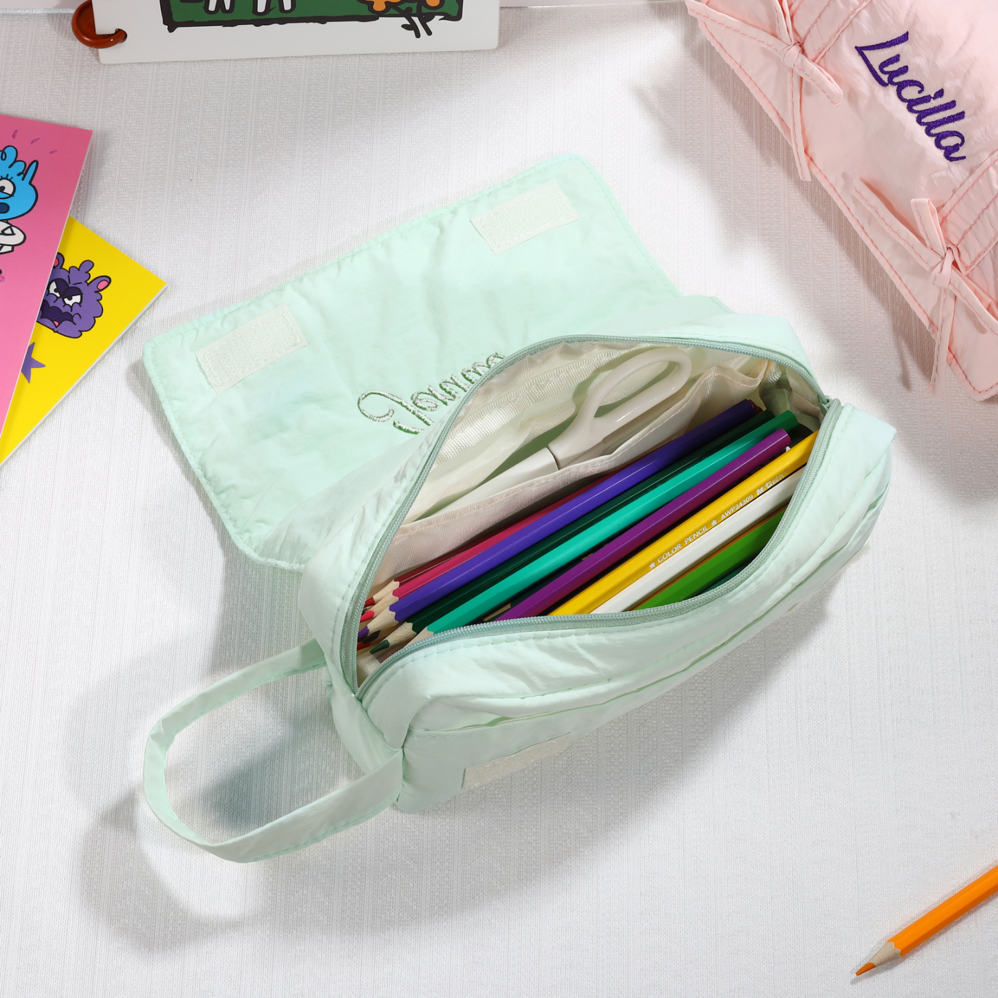 Estuche enrollable con lazos decorativos personalizado con 1 nombre bordado para niña | Jessemade