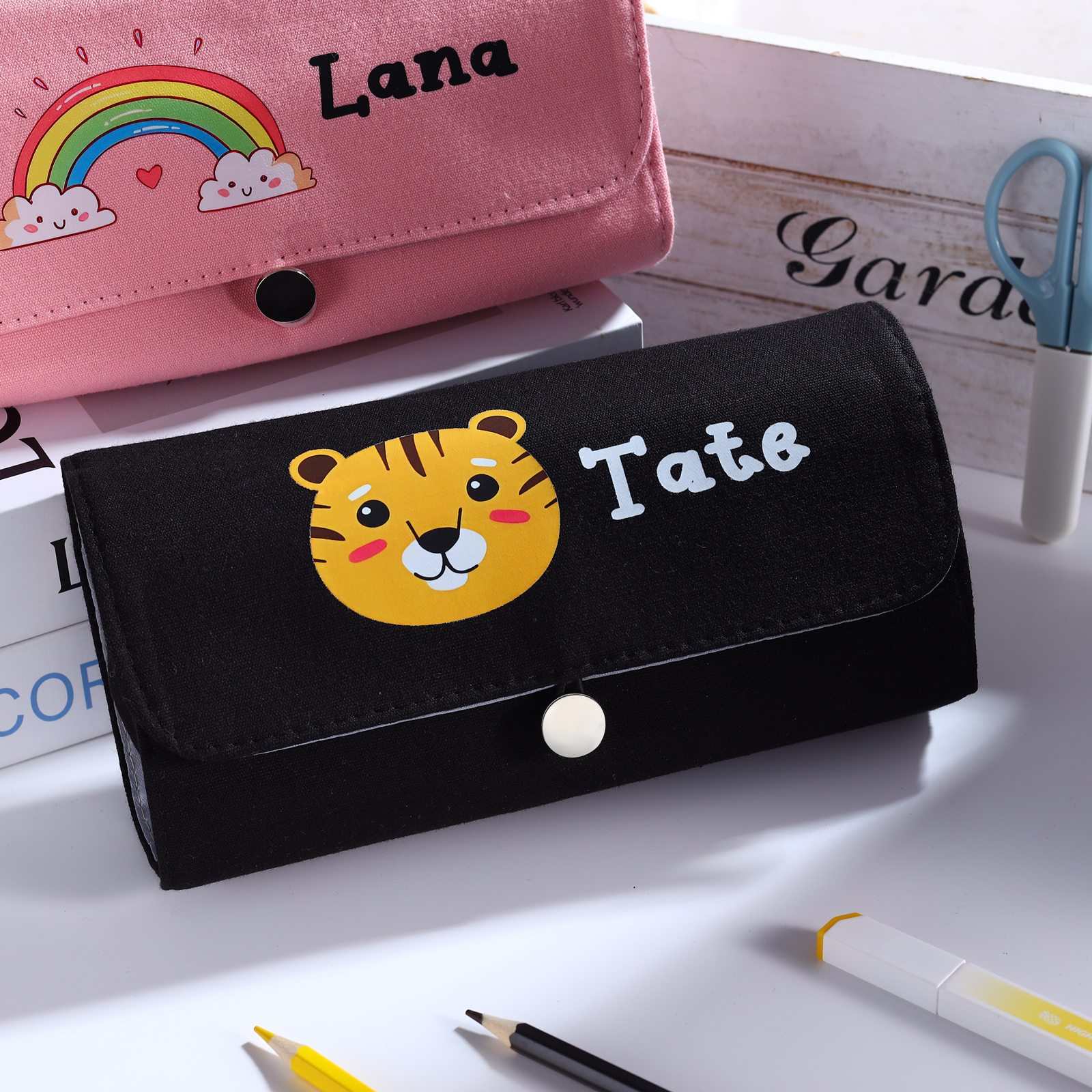 Estuche personalizado con 1 nombre con diseño colorido seleccionado para niños | Jessemade
