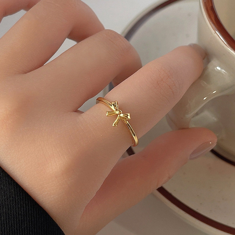 Anillo ajustable con lazo de color oro