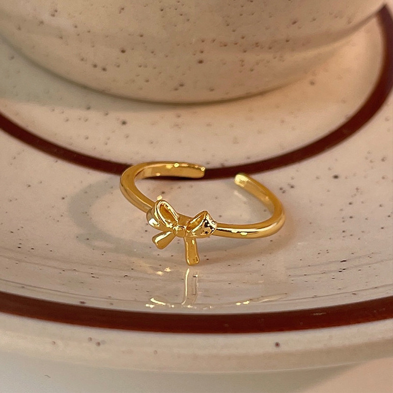 Anillo ajustable con lazo de color oro