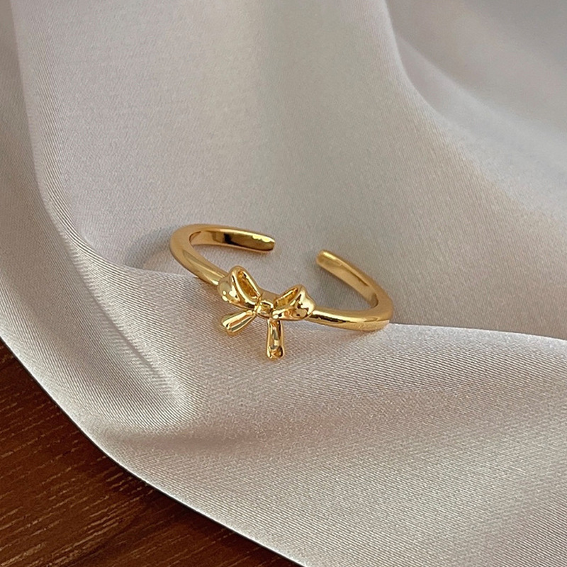 Anillo ajustable con lazo de color oro