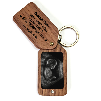 Llavero de madera personalizado con foto para papás y mamás primerizos