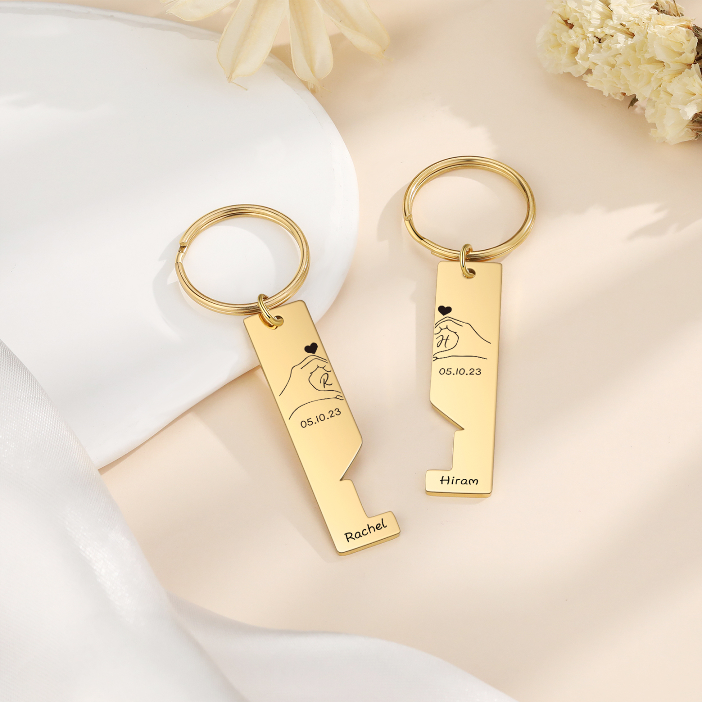 A mi querido-Llavero con casa encajada para pareja posando corazón con manos 2 nombres, 2 letras personalizadas con fecha-Jessemade ES