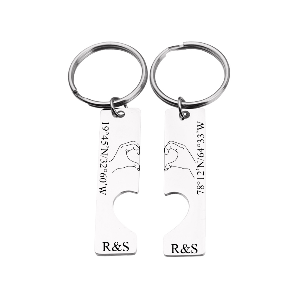 Llavero con corazón encajado para pareja posando corazón con manos 2 letras personalizadas con texto-Jessemade ES