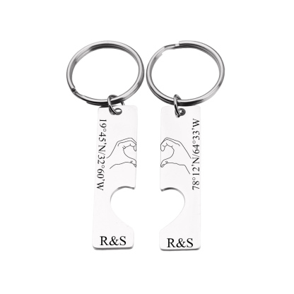 Llavero con corazón encajado para pareja posando corazón con manos 2 letras personalizadas con texto-Jessemade ES