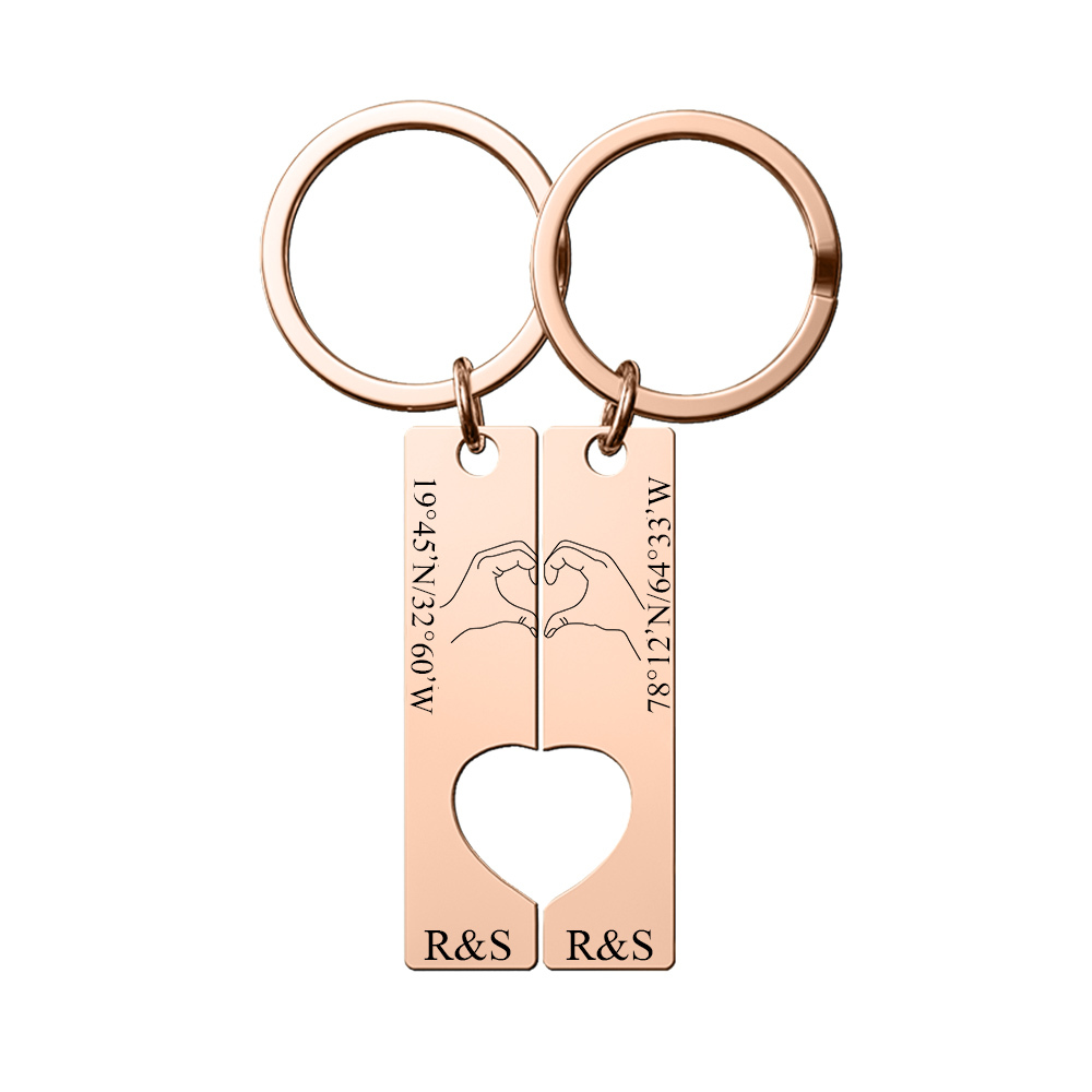 Llavero con corazón encajado para pareja posando corazón con manos 2 letras personalizadas con texto-Jessemade ES