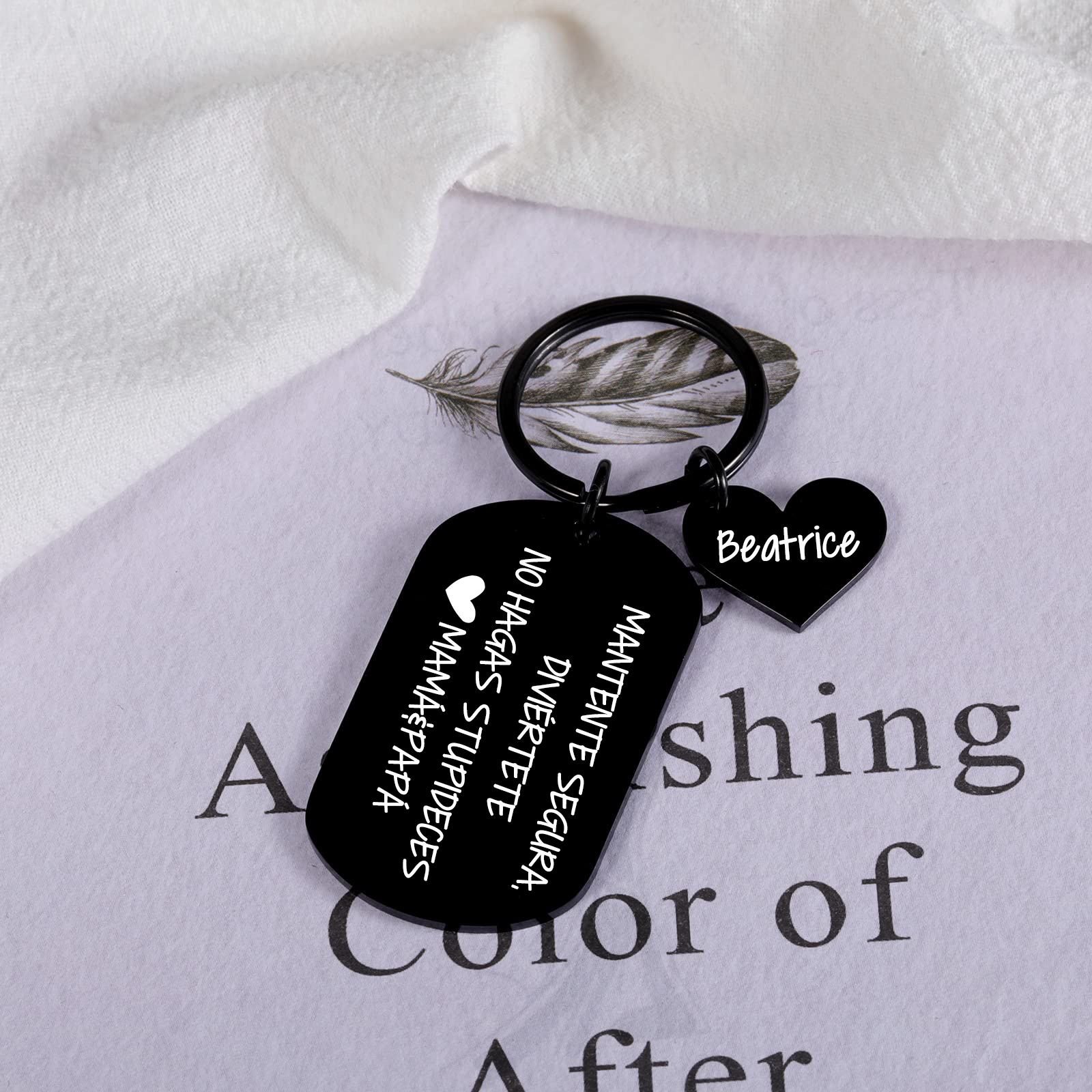 Llavero de placa "MANTENTE SEGURA, DIVIÉRTETE, NO HAGAS STUPIDECES" a hija de padres 1 nombre personalizado-Jessemade ES