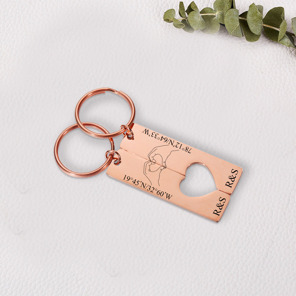 Llavero con corazón encajado para pareja posando corazón con manos 2 letras personalizadas con texto-Jessemade ES