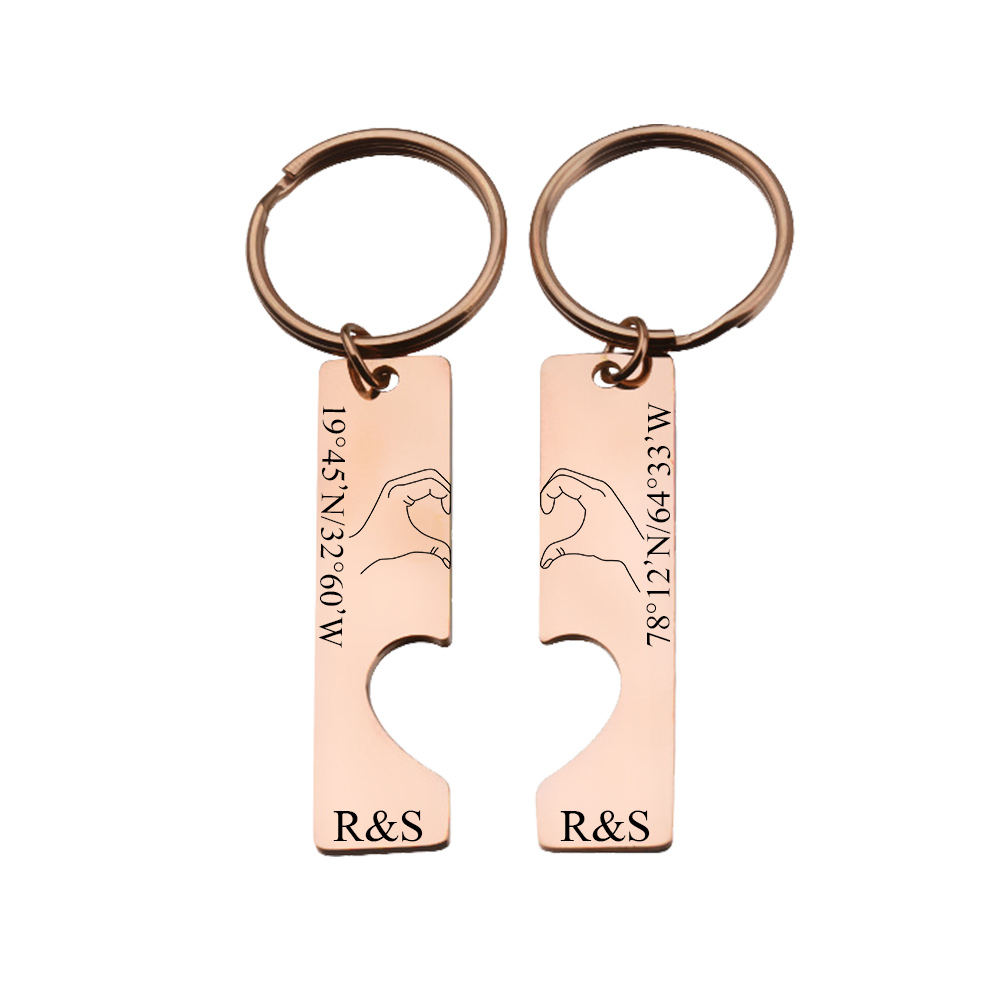 Llavero con corazón encajado para pareja posando corazón con manos 2 letras personalizadas con texto-Jessemade ES