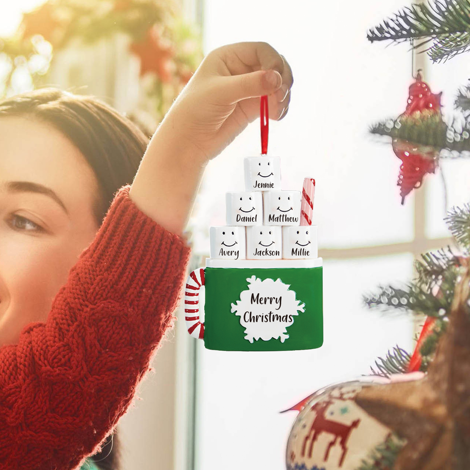 Navidad-Ornamento muñecos navideño de madera taza 6 nombres y 1 texto personalizados adorno del árbol-Jessemade ES