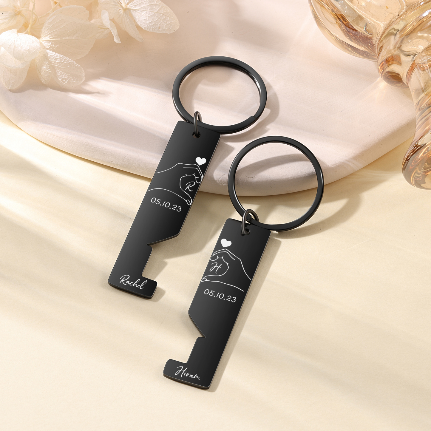 A mi querido-Llavero con casa encajada para pareja posando corazón con manos 2 nombres, 2 letras personalizadas con fecha-Jessemade ES