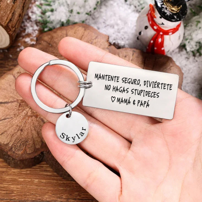 Llavero de placa "MANTENTE SEGURO, DIVIÉRTETE, NO HAGAS STUPIDECES" a hijo de padres 1 nombre personalizado-Jessemade ES