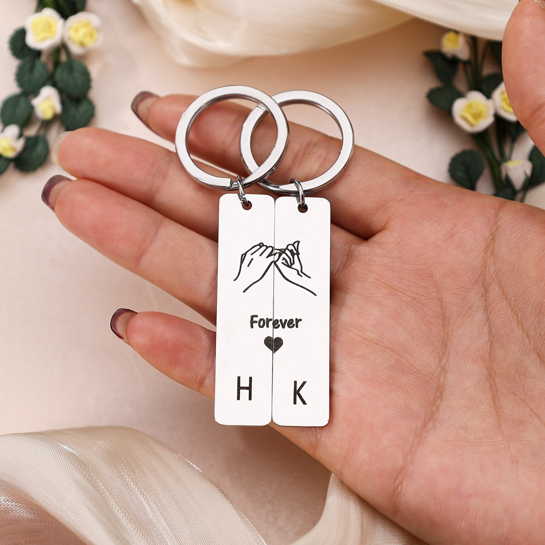 Con caja Navidad - Llavero para pareja dedos cogidos 2 letras en personalizar-Jessemade ES