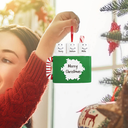 Navidad-Ornamento muñecos navideño de madera taza 3 nombres y 1 texto personalizados adorno del árbol-Jessemade ES