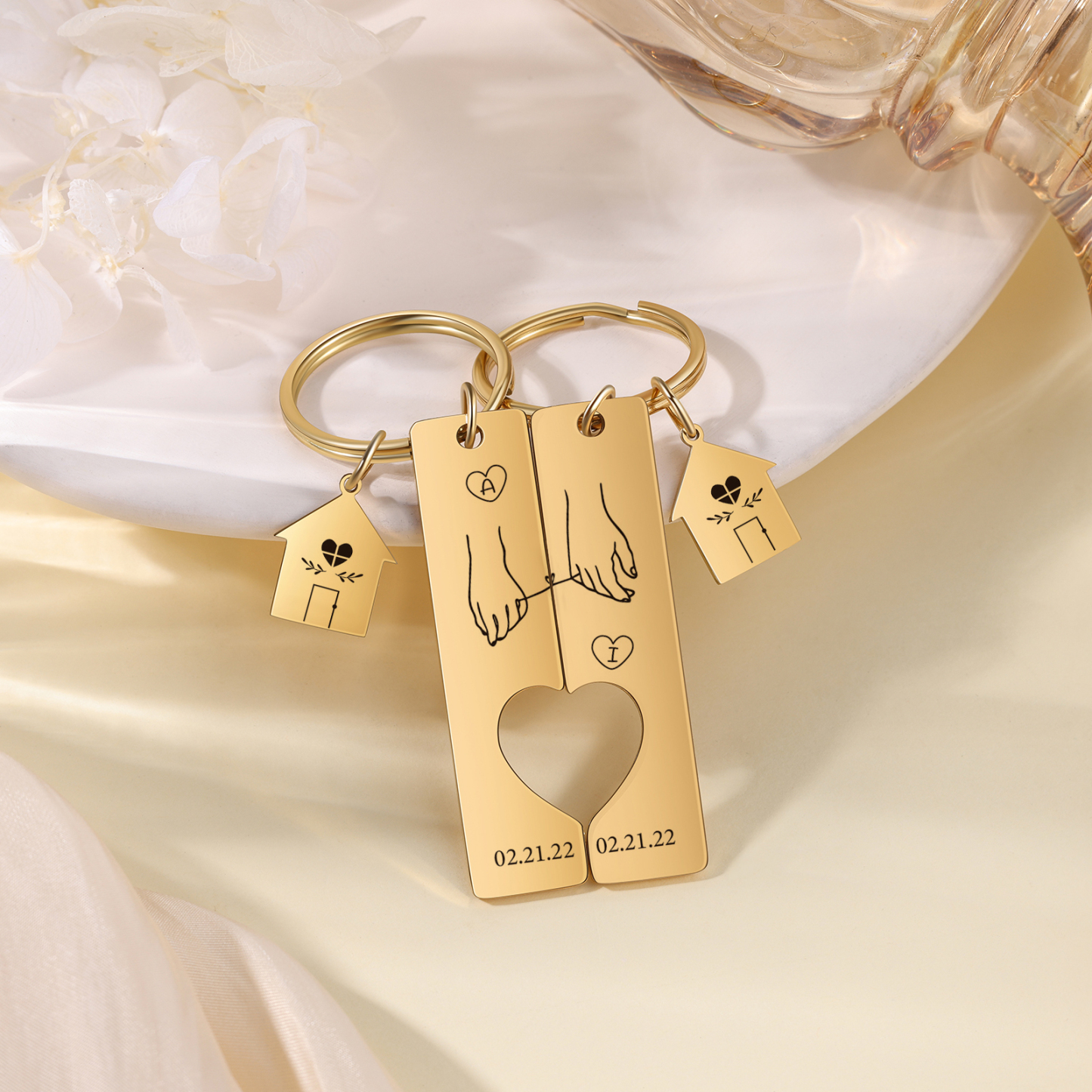 Llavero para pareja manos conectadas por hilo 2 letras personalizadas con fecha dije de casa-Jessemade ES