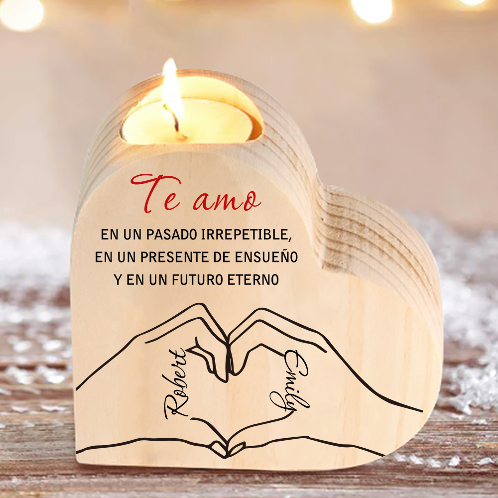 Candelero de madera posando corazón con manos para pareja sin vela personalizado con 2 nombres-Jessemade ES