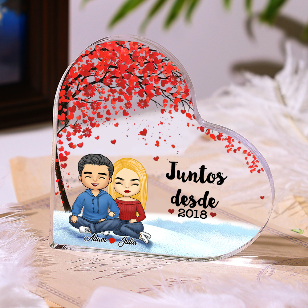 Placa de acrílico en forma de corazón con 2 nombres, año y figuras personalizados