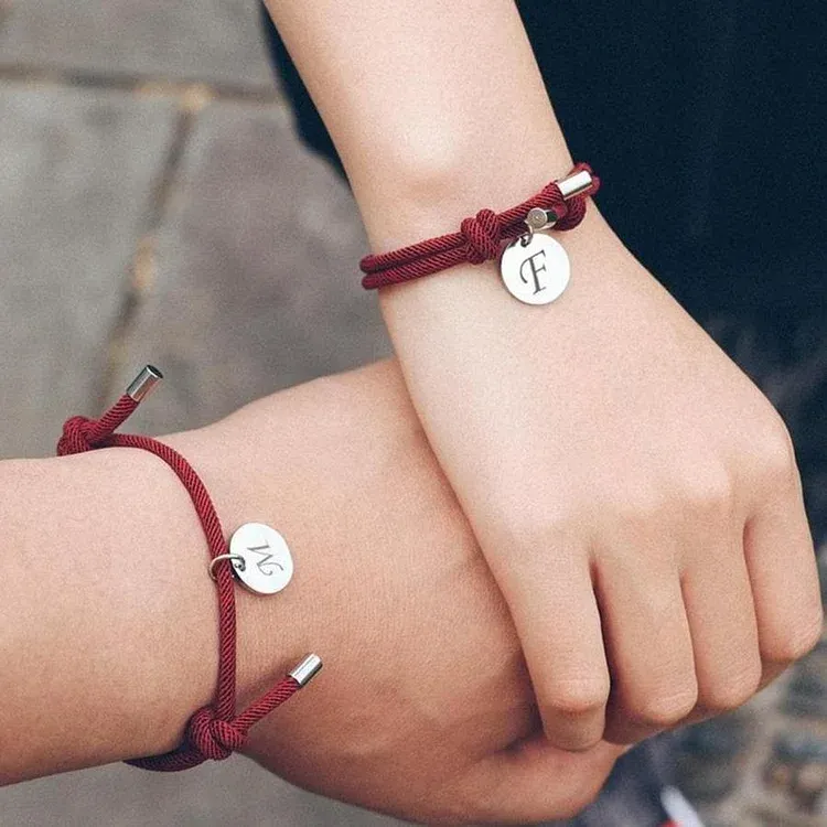 Pulseras de cuerda para pareja con dije de corazón magnético 2 letras personalizadas-Jessemade ES