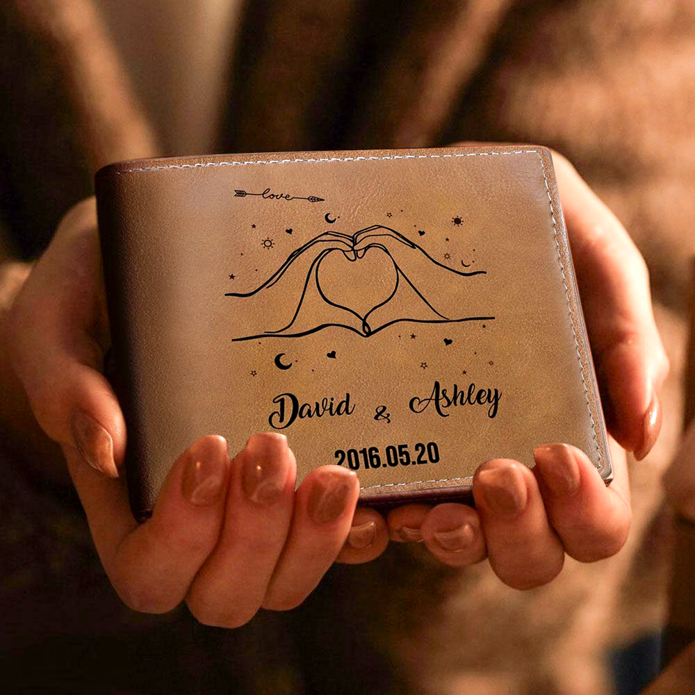Cartera, billetera posando corazón con manos para pareja personalizada con 2 nombres y fecha-Jessemade ES