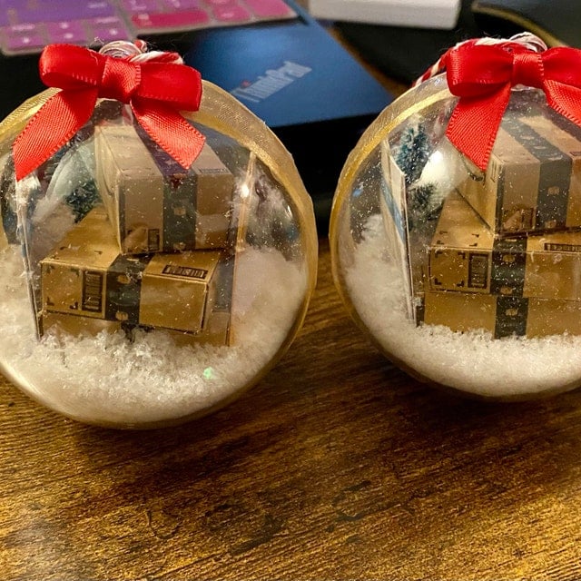 Bola navideña Adorno de Navidad llena de paquetes con cinta-Jessemade ES