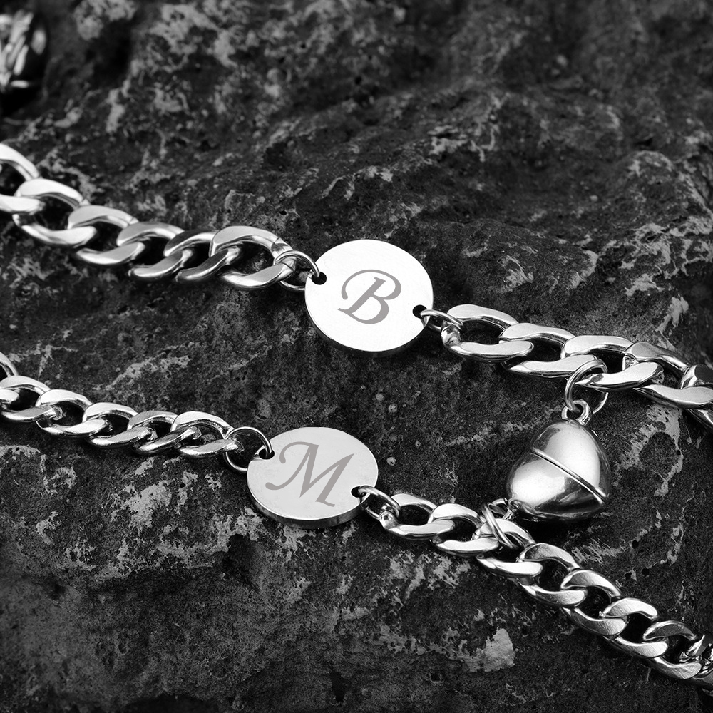 Pulseras de acero personalizadas para pareja con dije de corazón de rompecabezas magnético 2 letras-Jessemade ES