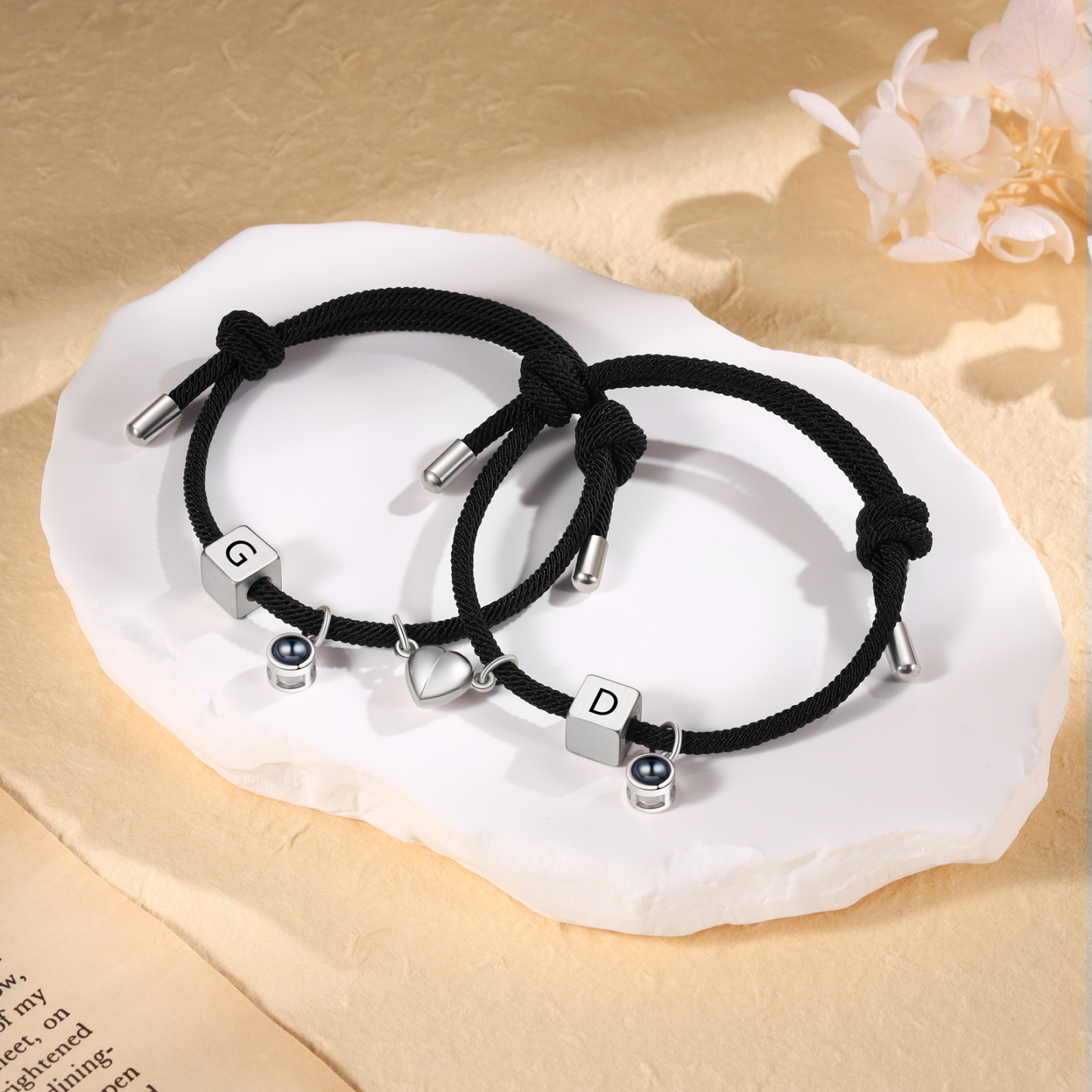 Pulsera de cuerda para pareja personalizada con 2 letras con proyección de foto y dije de corazón magnético-Jessemade ES