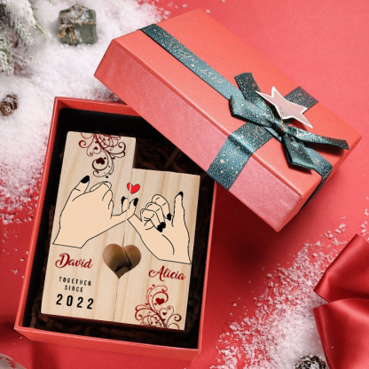 Candelero de dedos cogidos para pareja de madera de dos piezas sin candela con 2 nombres y texto personalizados y año-Jessemade ES