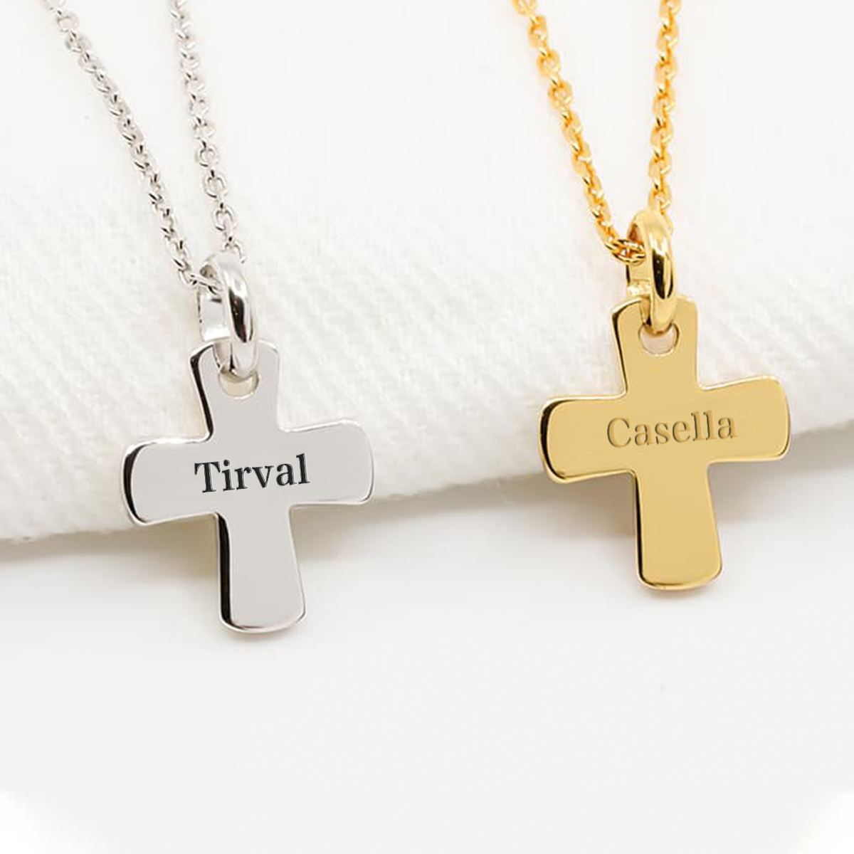 Collar en forma de cruz para niño con un nombre personalizado