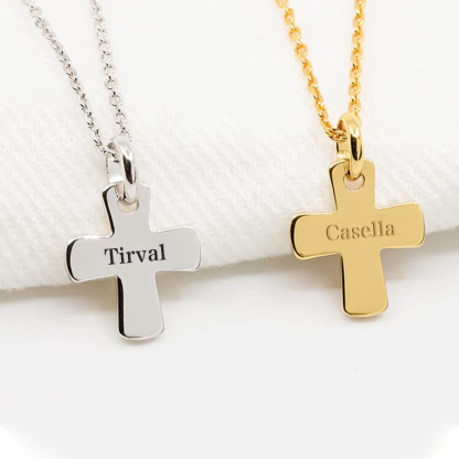 Collar en forma de cruz para niño con un nombre personalizado