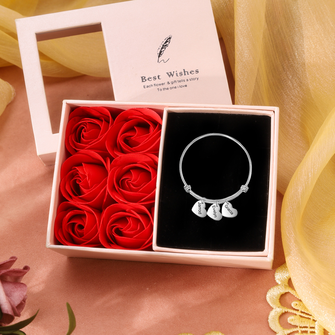 Pulsera con 3 nombres personalizados y 3 dijes de corazón-Jessemade ES