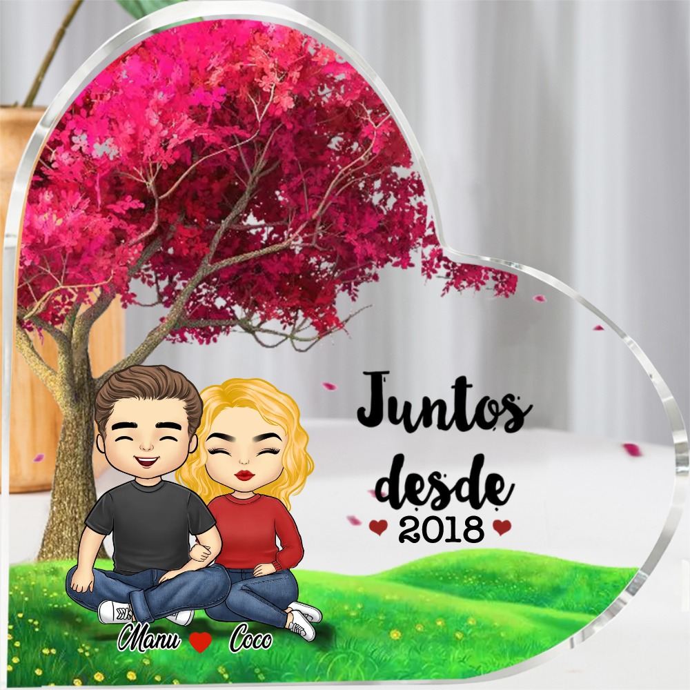 Placa de acrílico en forma de corazón con 2 nombres, año y figuras personalizados