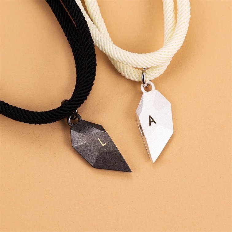 Pulseras de cuerda personalizadas con 2 letras para pareja con dije de corazón magnético | Jessemade