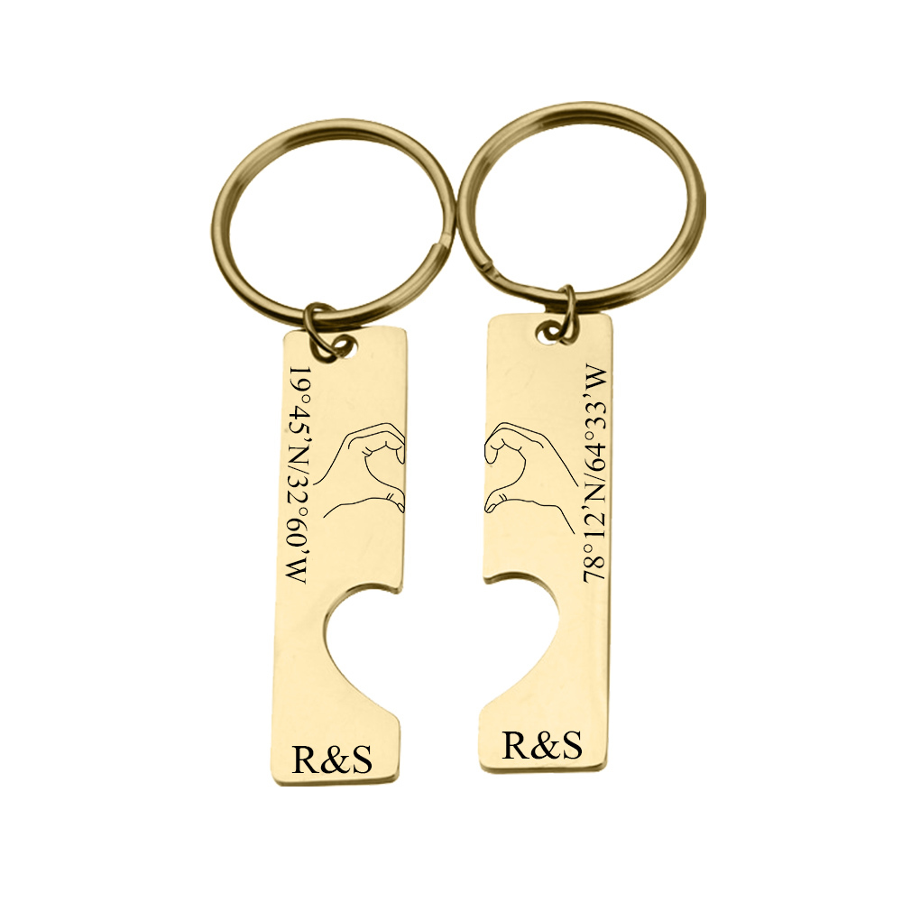 Llavero con corazón encajado para pareja posando corazón con manos 2 letras personalizadas con texto-Jessemade ES