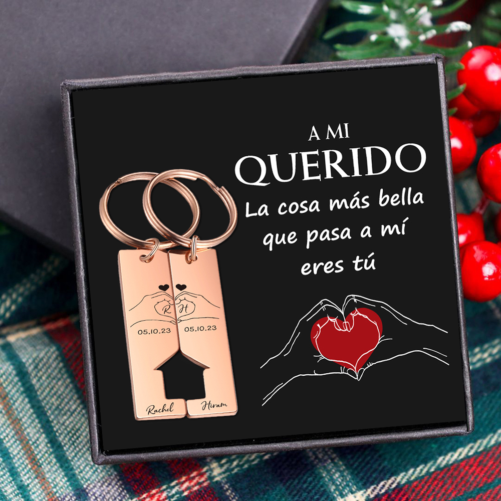 A mi querido-Llavero con casa encajada para pareja posando corazón con manos 2 nombres, 2 letras personalizadas con fecha-Jessemade ES